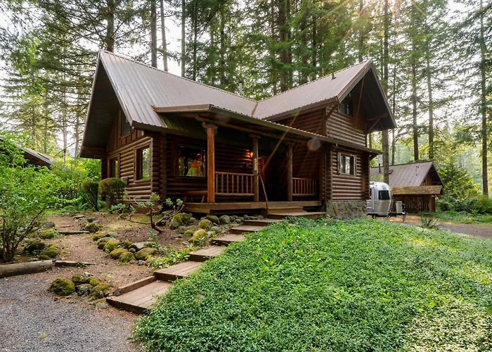 Basecamp Compound - Hot Tubs & Highland Cows