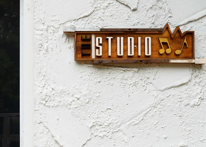 Studio At The Key - 1Mi To Uf & Dt , Full Kitchen