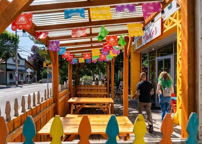 Stay Portland - The Graffiti Alley Tiny House - Food, Art & Beer