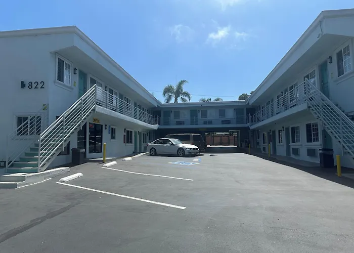 Super 8 By Wyndham Oceanside Downtown