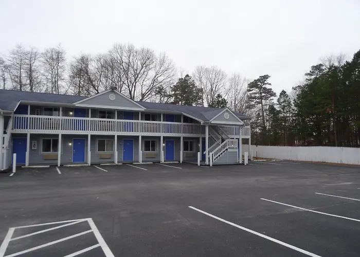 Village Inn & Suites - Smithville