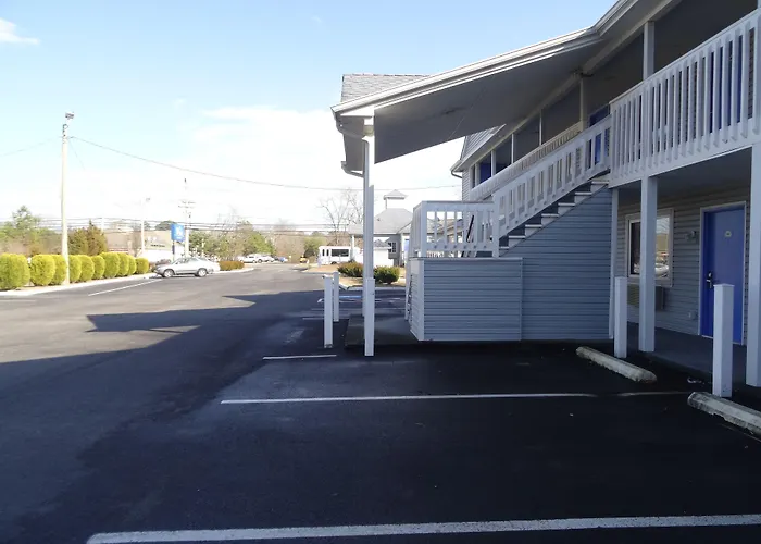 Village Inn & Suites - Smithville
