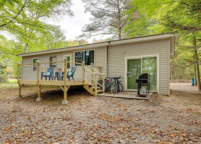 Ludington Cottage W/ Lake Views & Boat Parking