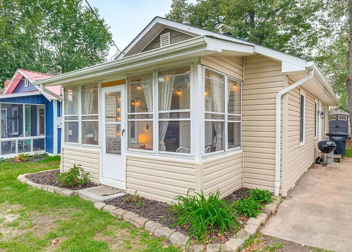 Cozy Cottage Just 2 Blocks From The River!