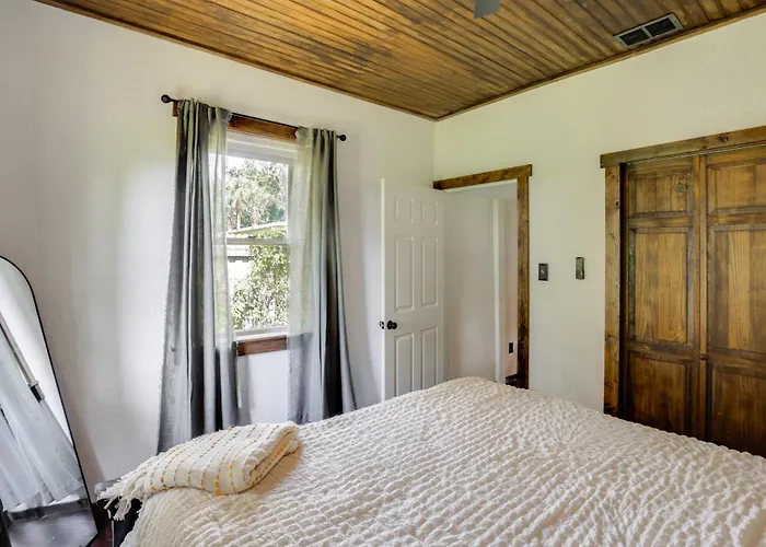 < 1 Mi To Downtown Arcadia: Tranquil Wooded Escape