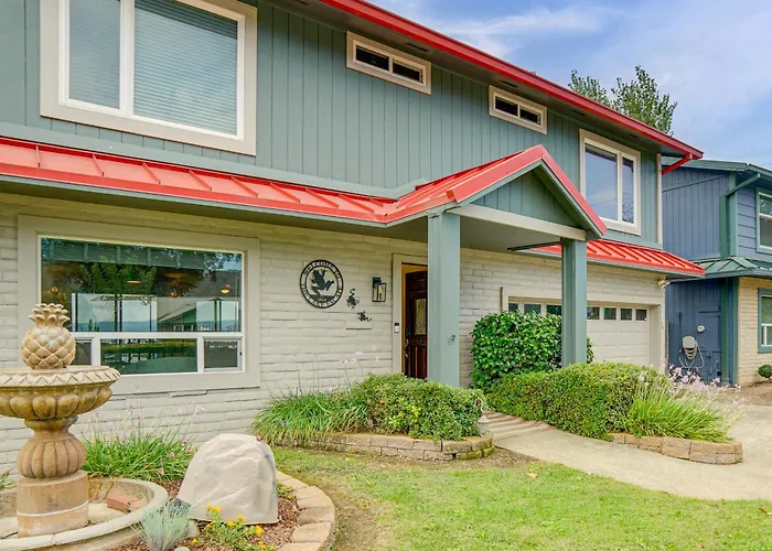 Waterfront Clear Lake Home W/ Game Room & Deck!