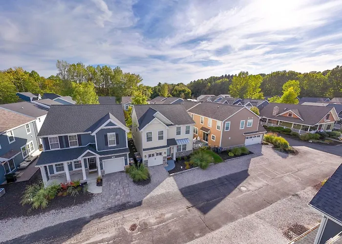 Spacious Dog-Friendly Getaway With Year-Round Pool & Hot Tub