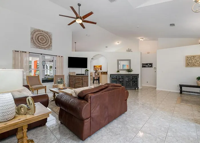 Elegant 4Br Pool Sanctuary - Ideal For Work Or Play!