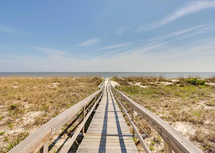 Poolside Fun & Ocean Strolls: Harbor Island Haven!