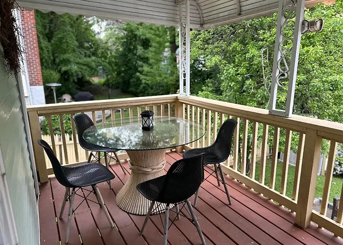 3Bedroom Apt With Balcony & Free Street Parking