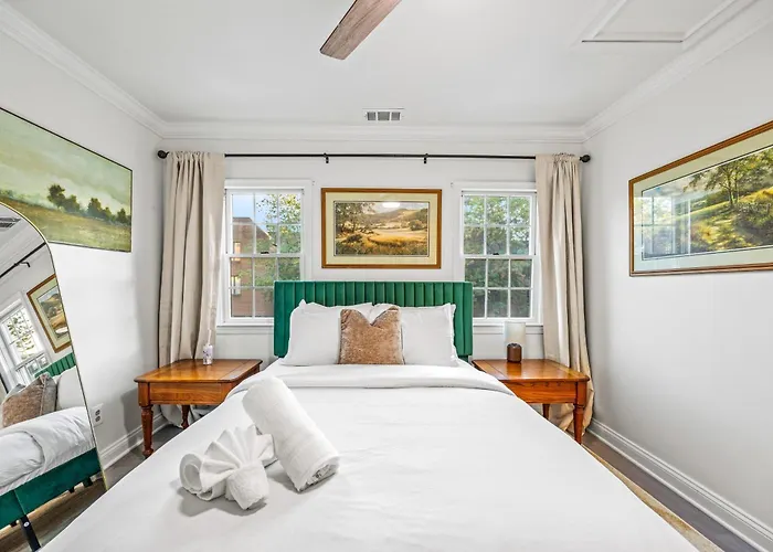- Free Parking & 5-Min Walk To Metro - Book Now!