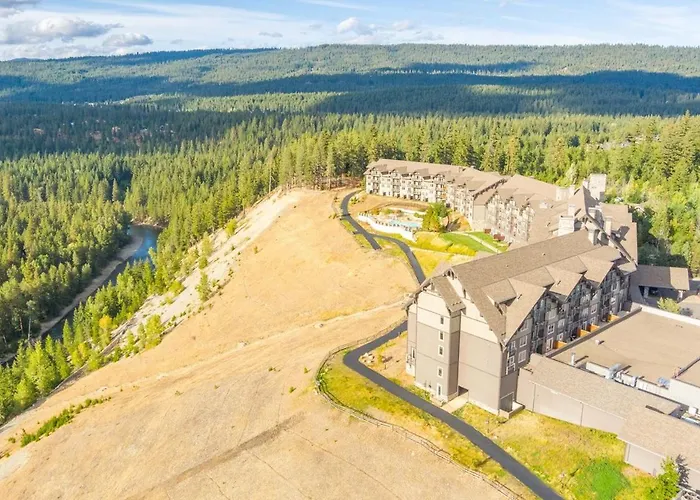 4070 Wilderness Retreat With Modern Amenities!