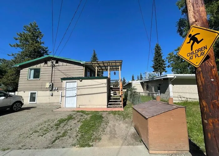 Moose 2 Bedroom Lower, Close To Downtown