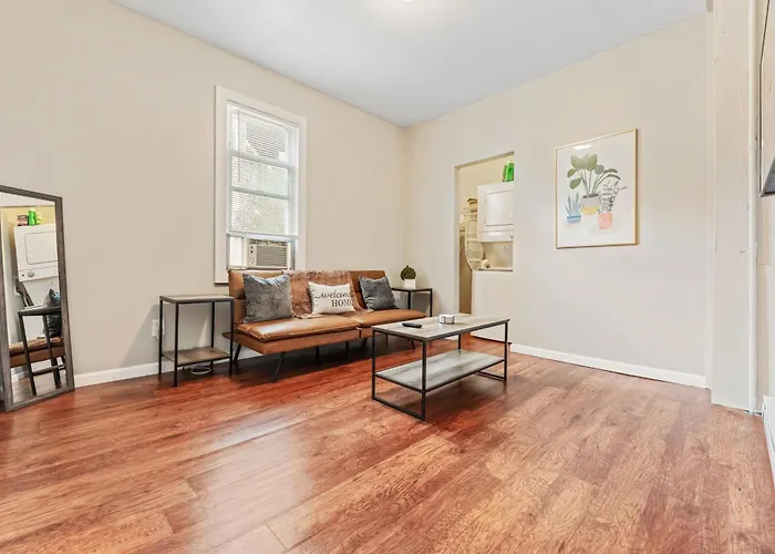 Cozy Little Italy Apt Fast Wifi Pet Friendly