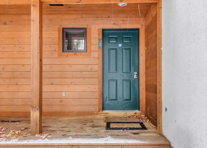 Ski-In 5Br Retreat At Boyne Mtn - Walk To Lifts & Fun!