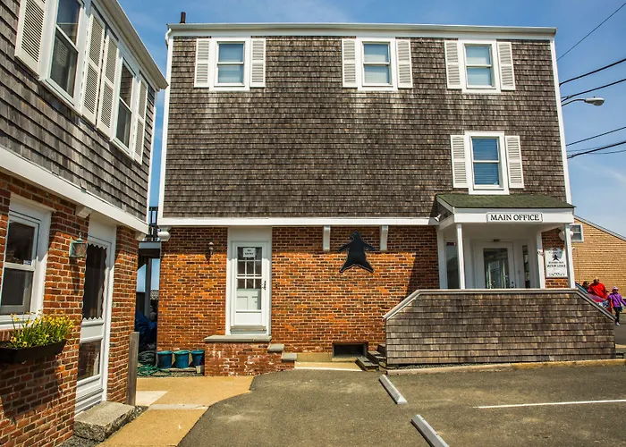 Bearskin Neck Motor Lodge