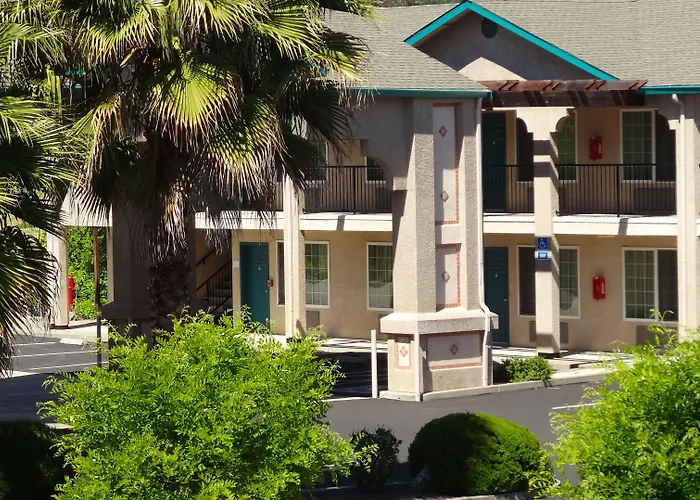 Cloverdale Wine Country Inn & Suites