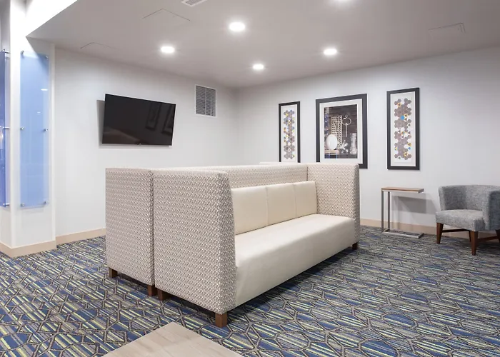 Holiday Inn Express & Suites Lincoln I - 80 By Ihg
