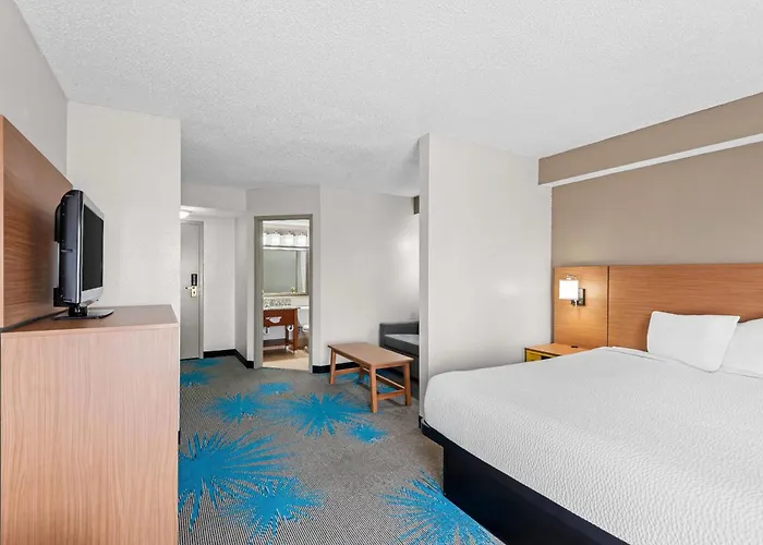 Days Inn & Suites By Wyndham Cedar Rapids