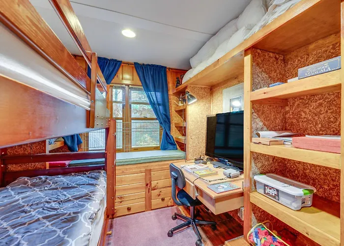 White Mountains Home W/ Hot Tub - Walk To Town!