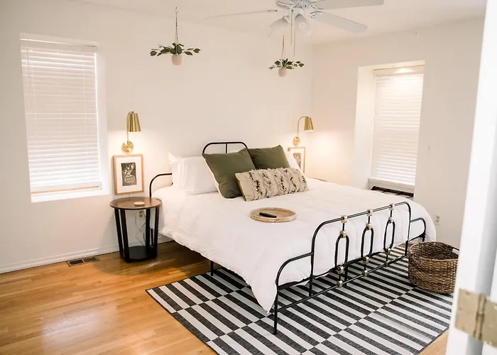 Victorian Gem Steps From Main St - Sleeps 9 & Pets