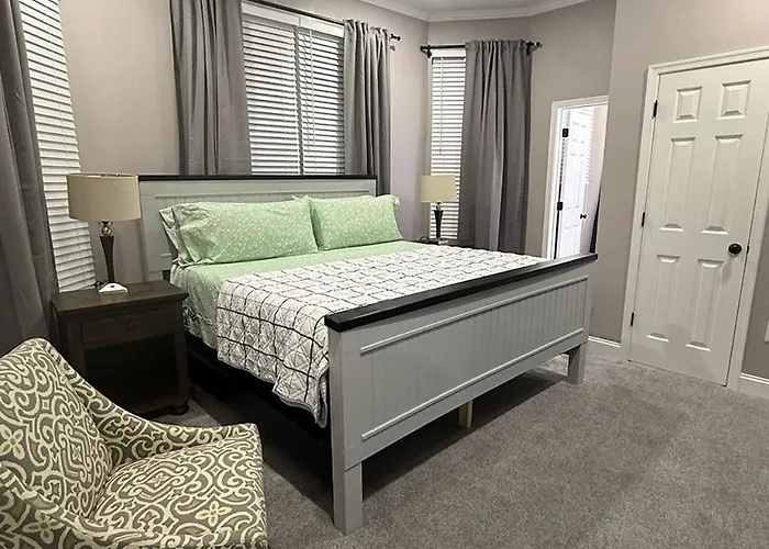 Cozy Condo Near Portsmouth Naval