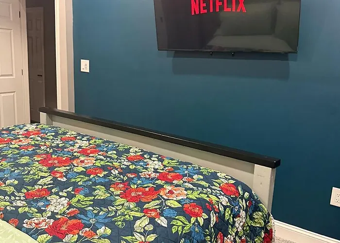 Cozy Condo Near Portsmouth Naval