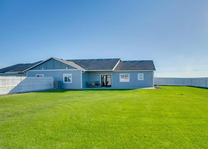 Walk To Moses Lake! Family Home W/ Fenced Yard