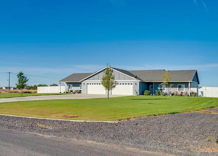 Walk To Moses Lake! Family Home W/ Fenced Yard