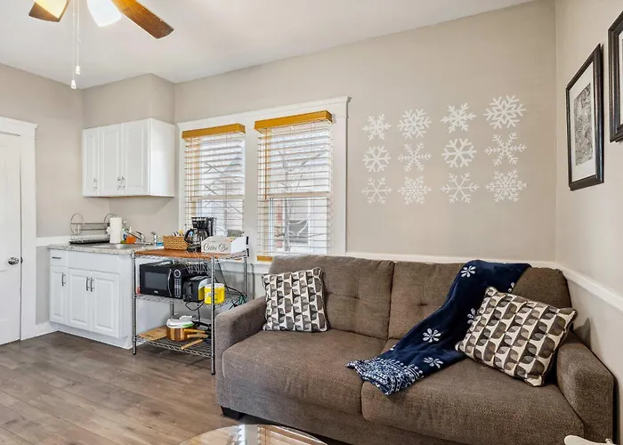 Stylish Lakewood Apartment - Free Parking & Wi-Fi