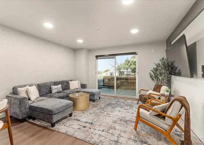 2 Bedroom 2 Bath Downtown