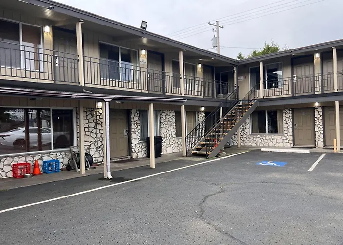 Anchor Bay Inn Near Winchester Bay