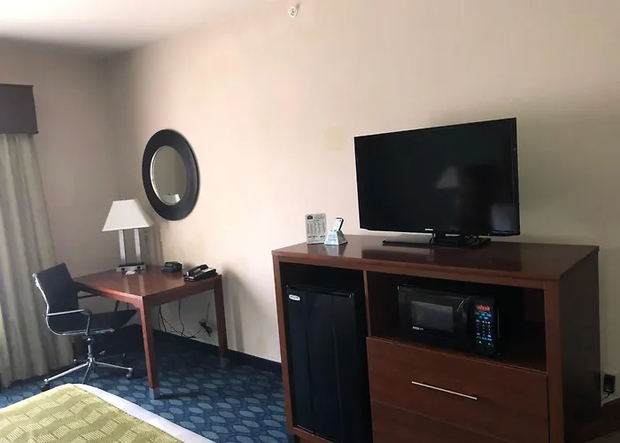 Countryview Inn & Suites