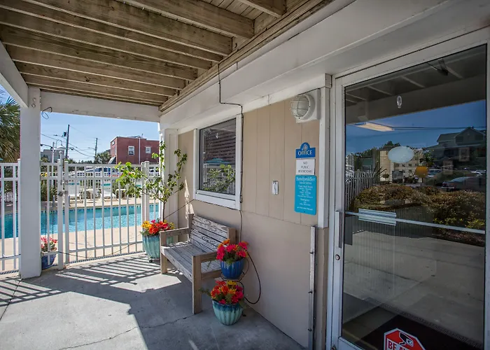 Sandpeddler Inn And Suites