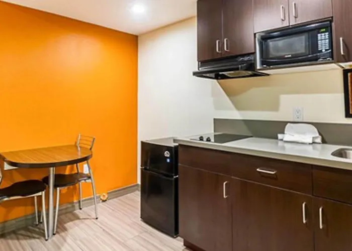 Motel 6 Maple/Main