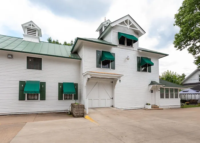 Carriage House Bed & Breakfast