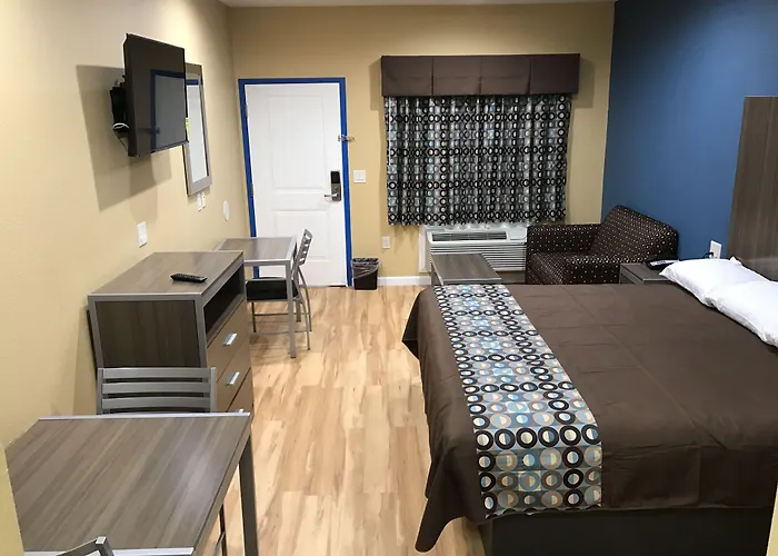 Deluxe Inn & Suites - Baytown