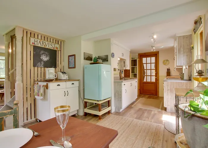 Rustic-Chic Cottage W/ Yard & Grill - Near Hiking!