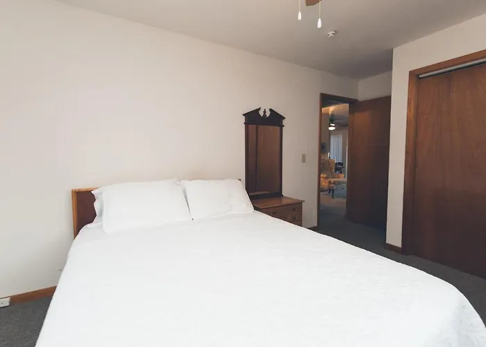 Spacious Bass Creek Apartment B Near Peace Trail