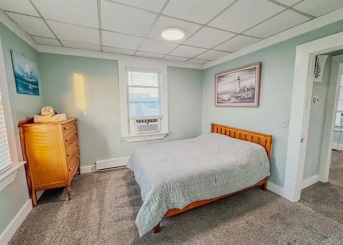 Entire Lovely 3 Bedroom, 2 Bathroom Apartment! 1 Block To The Beach And Boardwalk!