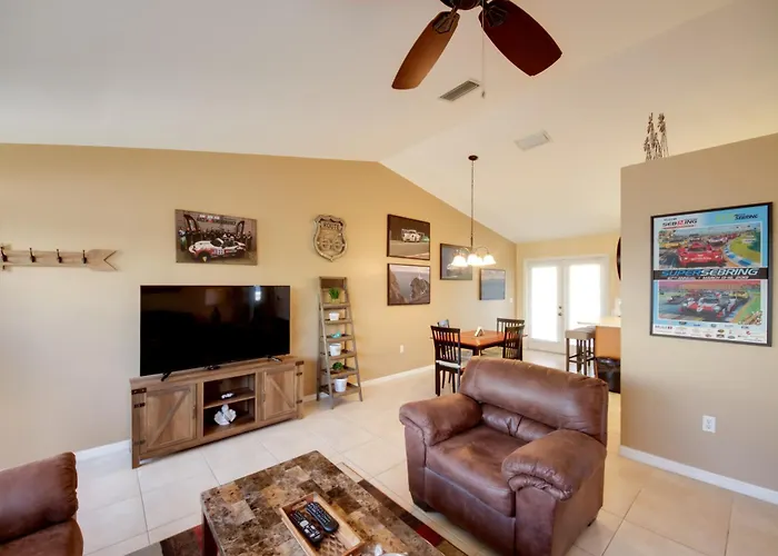 Screened Porch + Pool Access: Cozy Sebring Condo