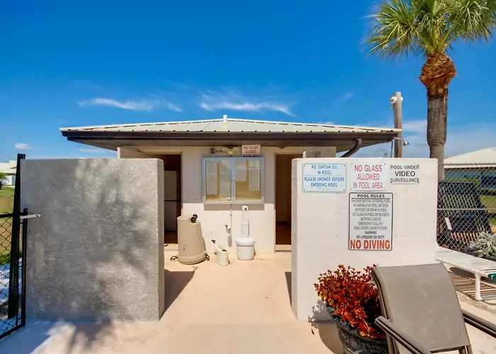 Screened Porch + Pool Access: Cozy Sebring Condo