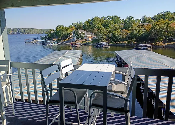 F Lakefront! Remodeled, Sleeps 4, Boat Slip, Patio, Wifi, Cable, Pool
