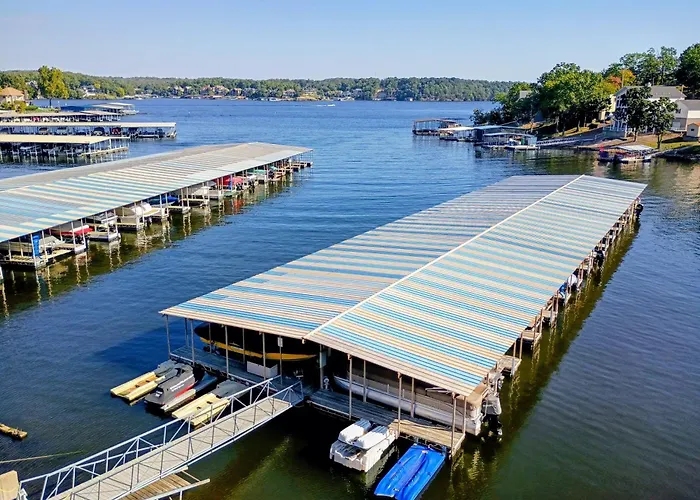 F Lakefront! Remodeled, Sleeps 4, Boat Slip, Patio, Wifi, Cable, Pool