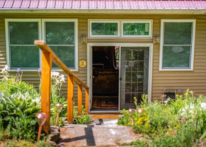 Spacious 5 Bedroom Cabin With Riverview & Black Lake Access