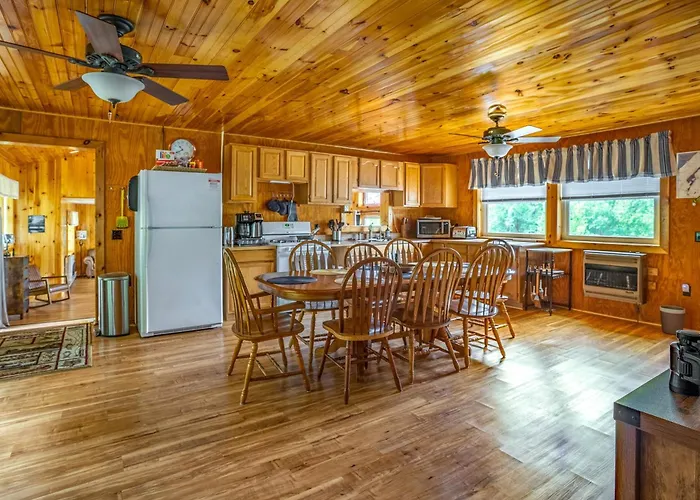 Spacious 5 Bedroom Cabin With Riverview & Black Lake Access
