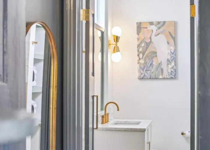 Beautiful Renovated Apartment One Block From King