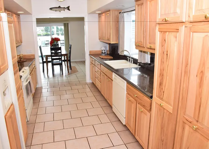 Longliner Lodge And Suites