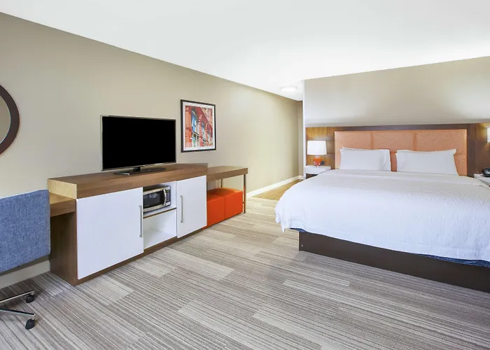 Hampton Inn & Suites Oakwood Village-Cleveland
