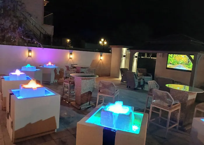 Deluxe Inn & Suites